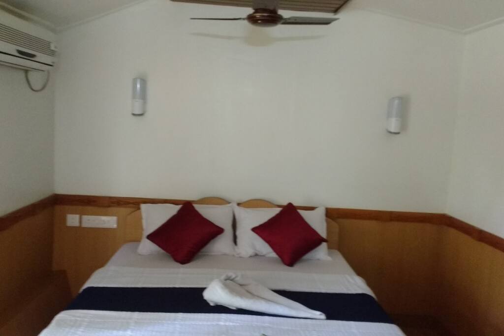 Bed room of Deluxe Houseboat