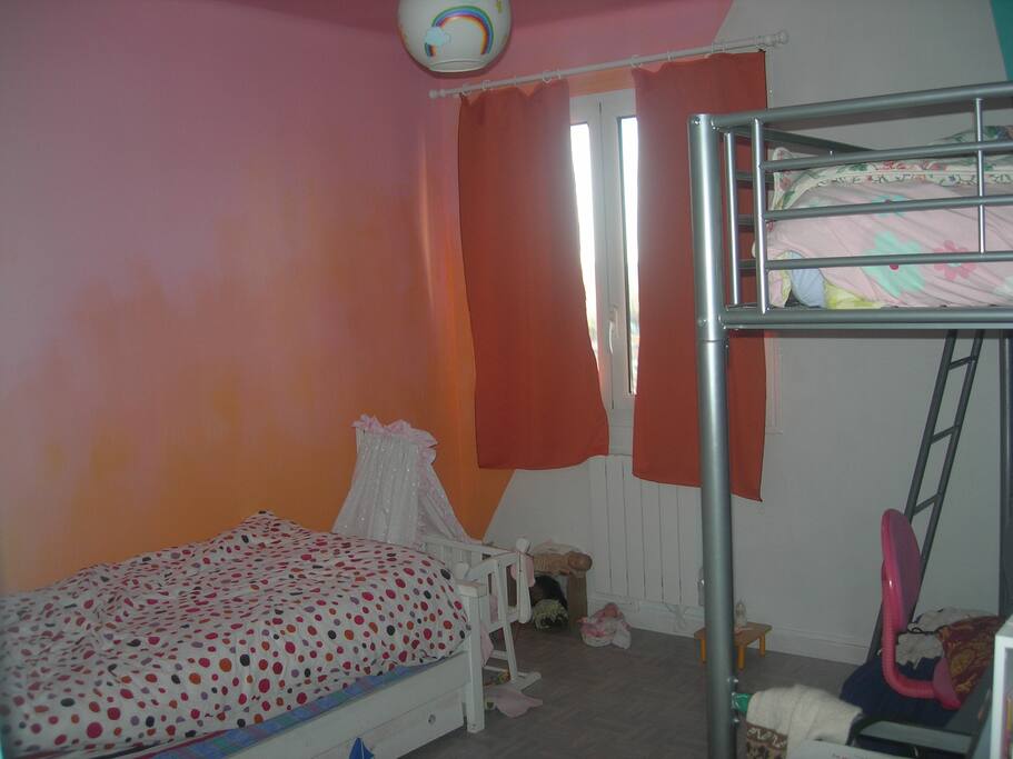 Chambre avec un lit en bas et un lit mezzanine