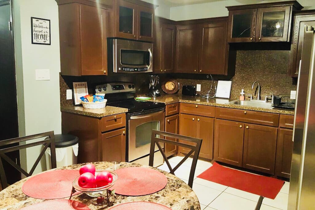 Beautiful 2 Bedroom, 1.5 bath Townhouse, amazing location close to shopping and hospitals. 5 minutes away from Walmart and Target and 15 min to La Plaza Mall. Gated community, Covered parking, Pool, Grills, WiFi, TV w/Roku, Wooden Floors. Washer & Dryer. Lovely view from the kitchen to the tennis court