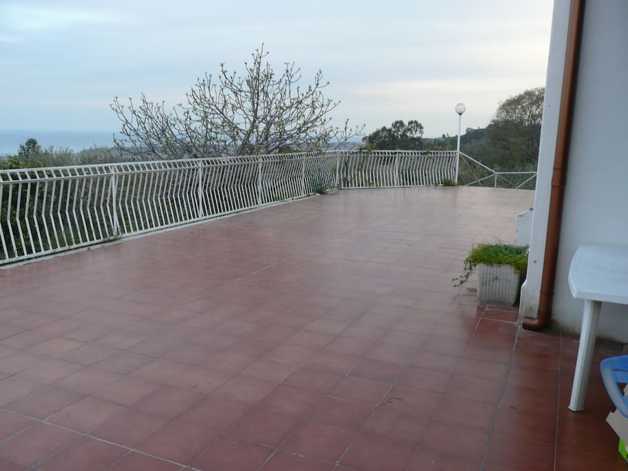 Terrazza panoramica con patio laterale oltre 100 mq