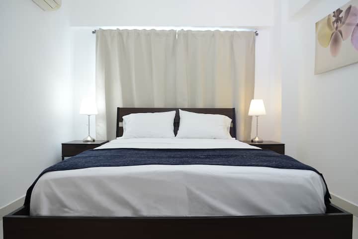 「舒适的第二间卧室，配有舒适的标准双人床、现代化装饰和柔和的灯光。」 非常适合休闲住宿！”  

「舒适的第二间客房，配有舒适的标准双人床、现代化装饰和柔和的灯光。 非常适合休息！」