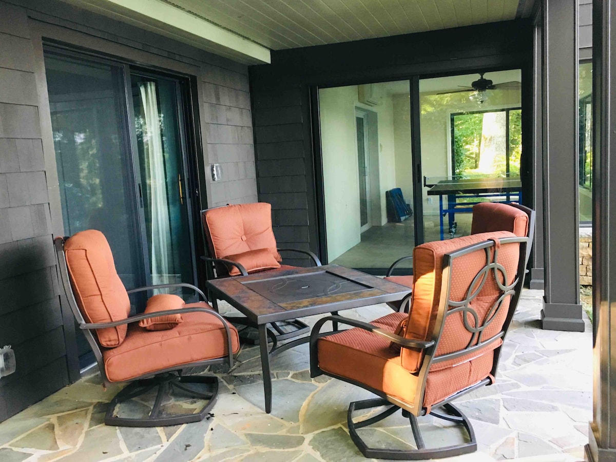 Charming lakefront cottage on Lake Lanier w/dock