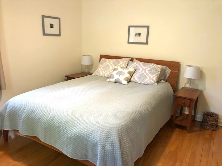 Chumba cha kulala cha kwanza na kitanda cha malkia.