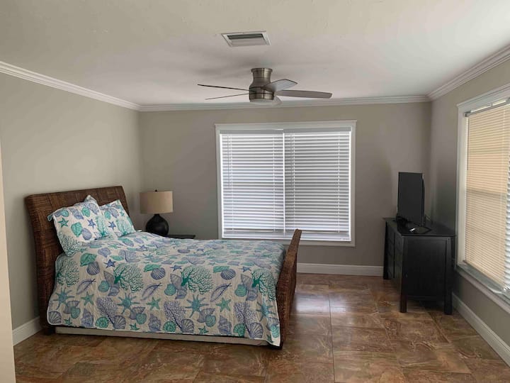 Treća  spavaća soba

bračni krevet (160x200)
1 noćni ormarić
Smart TV
stropni ventilator/nadsvjetlo - daljinski upravljač
1 komoda
Pogled na jezero 
Pristup bazenu



