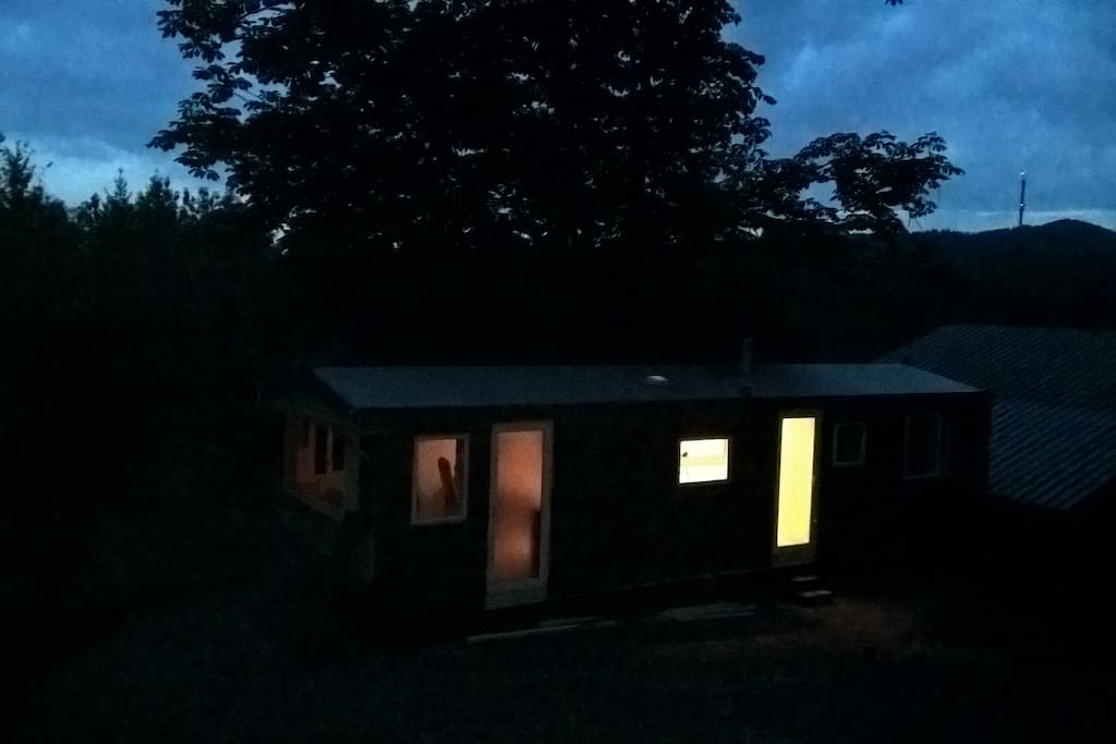 Chalet mit Blick in den Wald und auf den Hochkelberg