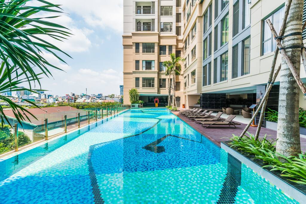 Jumping into the pool at midday to cool down the heat is not a bad idea at all!
