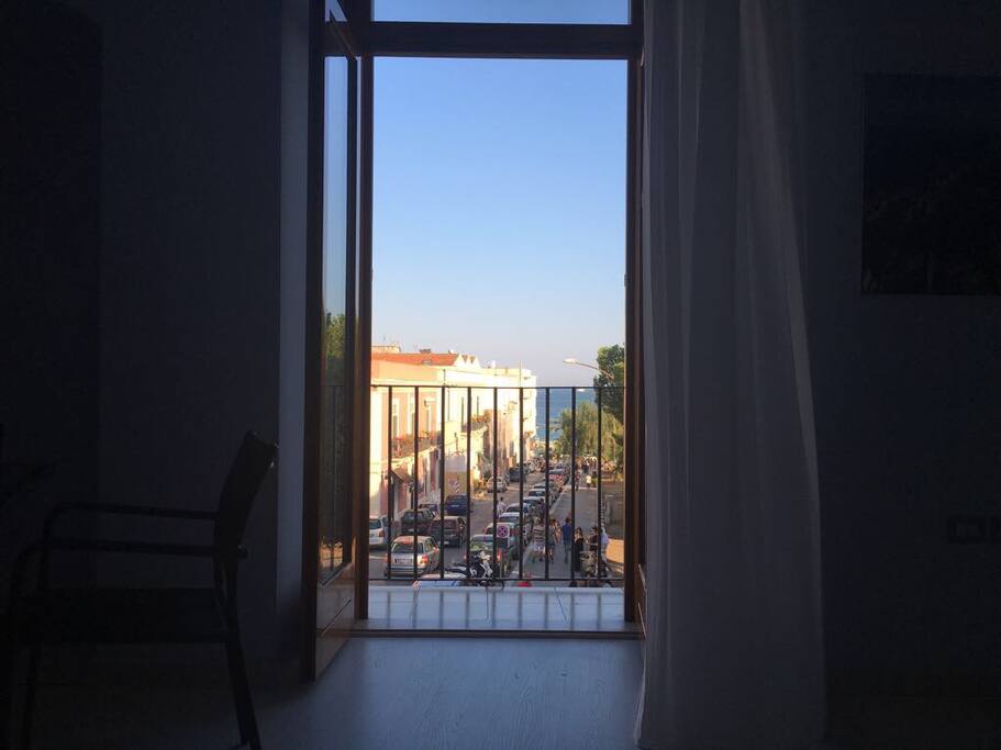 Vista mare dalla sala dell'appartamento.