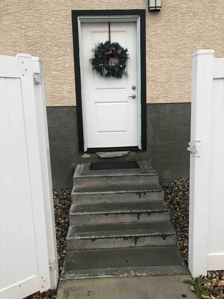 Adorable 1 Bed Room Basement With Kitchen Living R - Regina