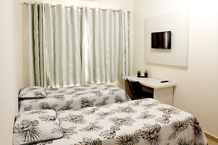 Suite con dos camas individuales, armario, TV, aire acondicionado, mesa de estudio, minibar e internet wifi, baño privado. 