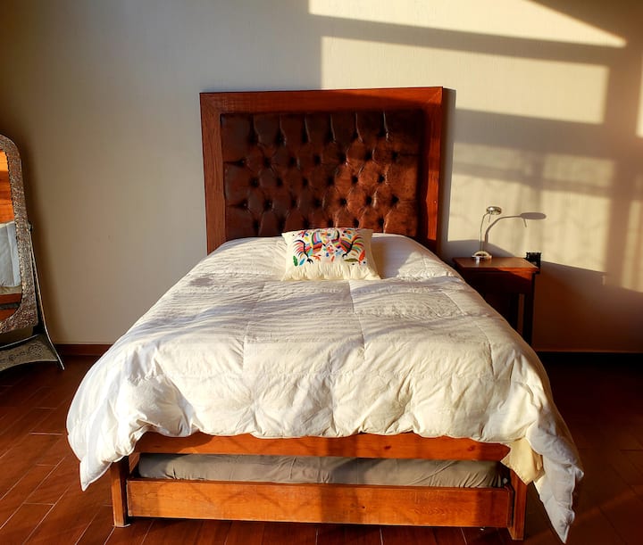 二楼次卧、双人床。 