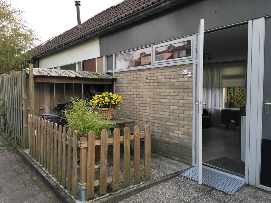 De privé ingang van het huisje, je kan buiten aan de picknick tafel ontbijten in het ochtend zonnetje.