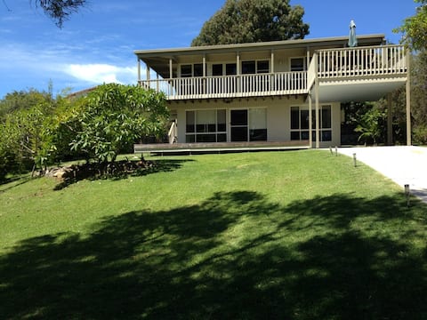 Tree Tops Scott’s Head sleeps 8 & 100m to beach.