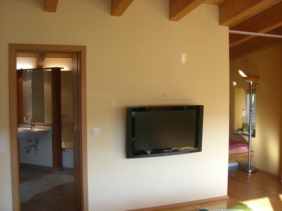 Links Badezimmer/ rechts Schlafnische