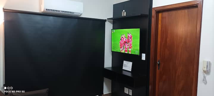 Dnevni boravak s TV-om od 42 inča, besplatnim pristupom globusu i Netflixu, zavjesom za zamračivanje i klima-uređajem 12 Btus 
