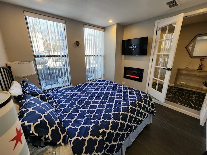 Chumba cha kulala cha ghorofa ya chini #1 na kitanda cha ukubwa wa MALKIA na TV na meko ya umeme. 