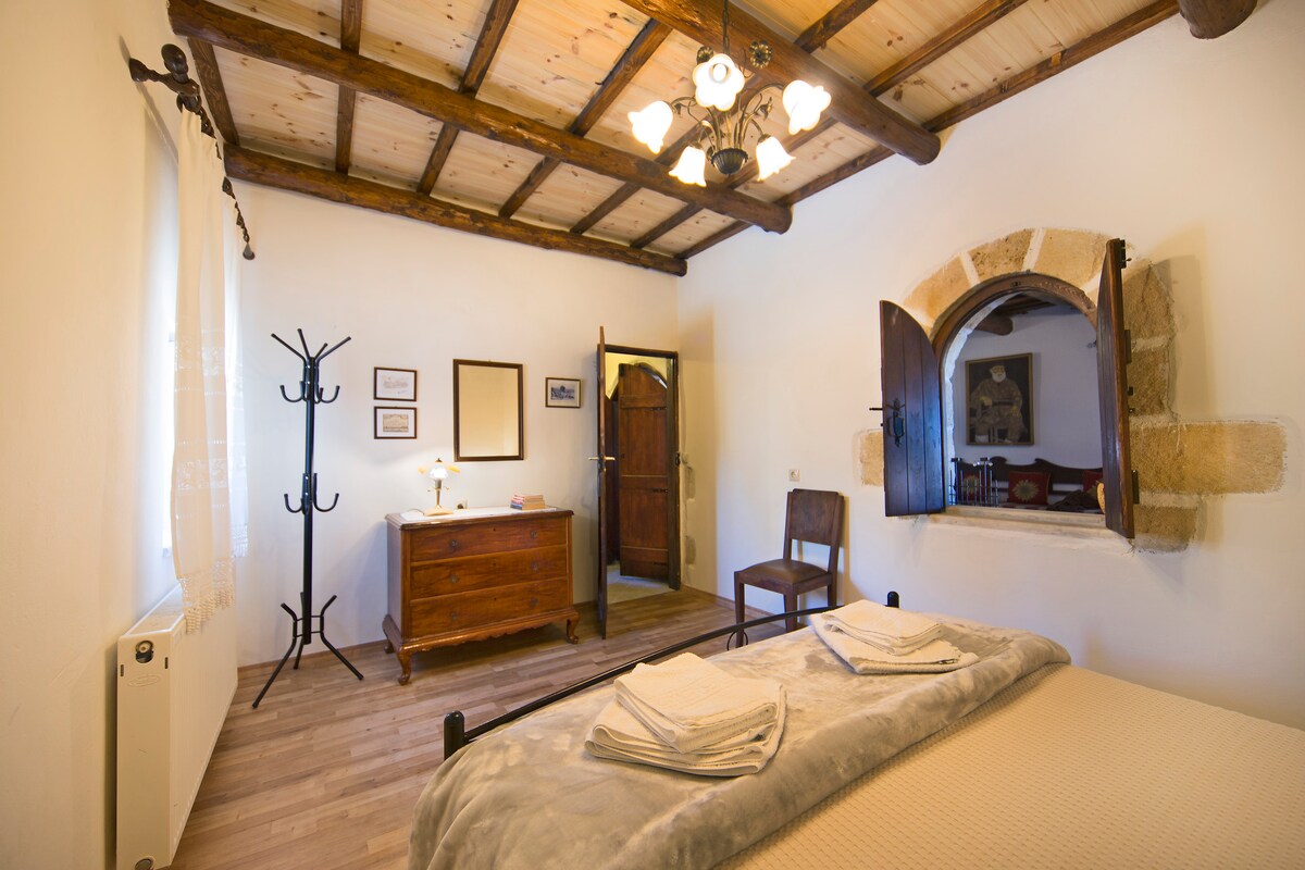 ห้องนอนชั้นล่าง                                    