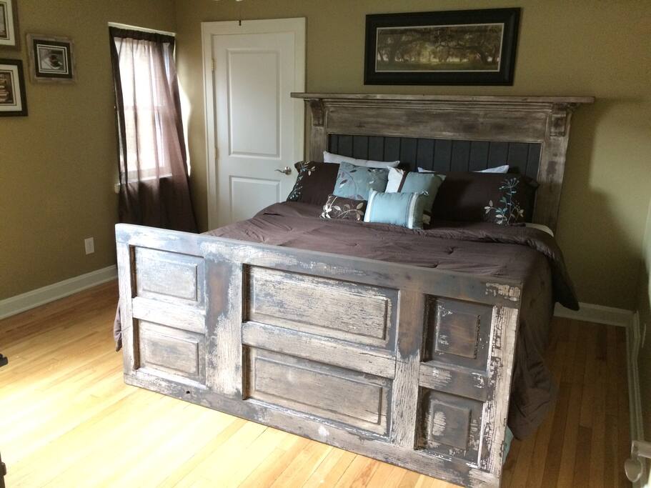 Master Bedroom (King Bed).