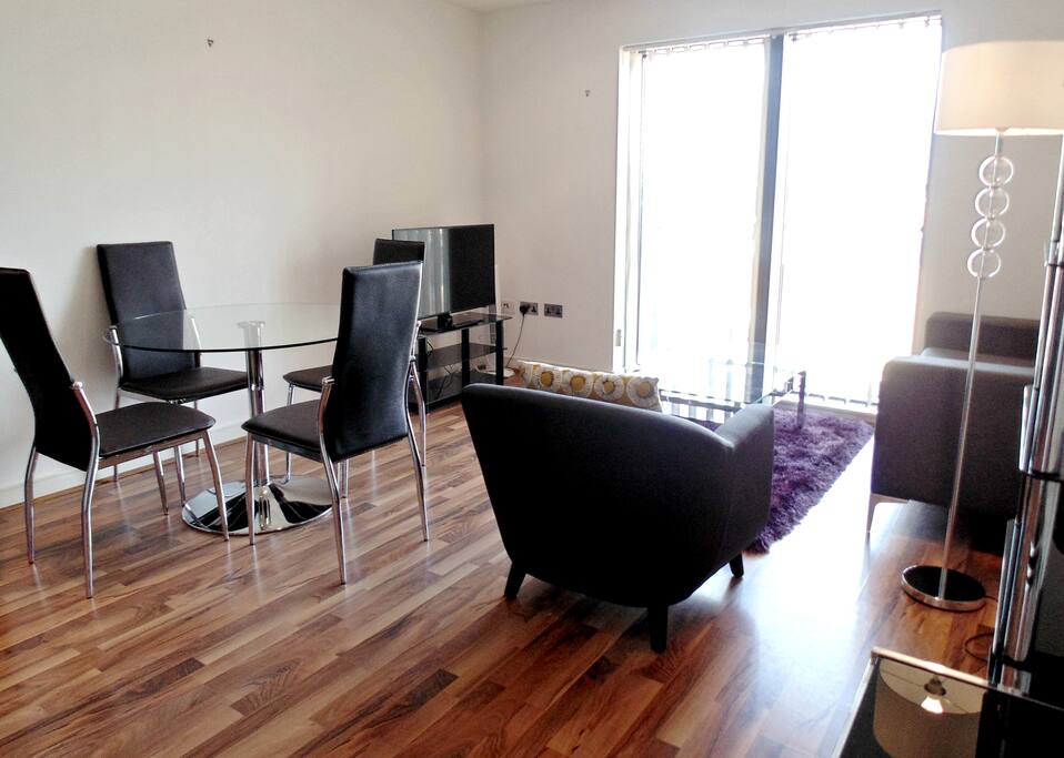 Lounge & Dining Area