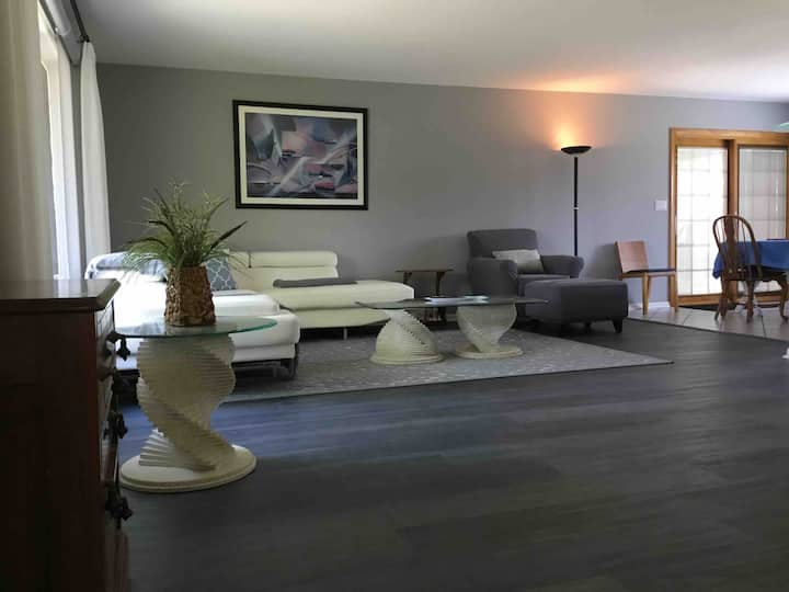 Ranch, House-tel: Updated Full Kitchen, Comfy Beds - Schaumburg, IL