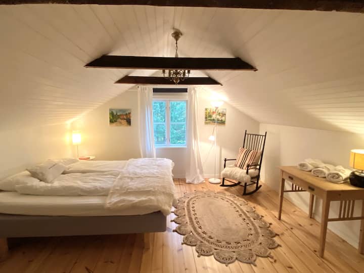 Hlavná spálňa s veľkou manželskou posteľou (a prístelkou). Prejdete menšou spálňou a dostanete sa do hlavnej spálne. Pre viac súkromia je tu záves, ktorý je možné natiahnuť medzi oboma izbami.* Upozorňujeme, že medzi spálňami nie sú žiadne dvere. 