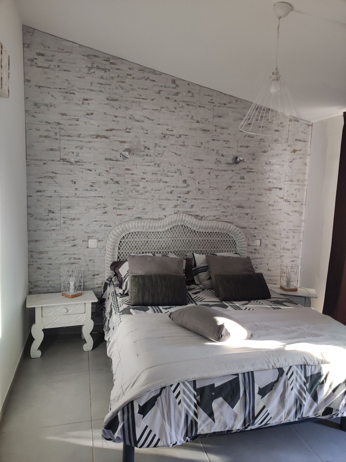 Нов декор за оваа соба со голем прозорец со поглед кон терасата и панорамски поглед. 