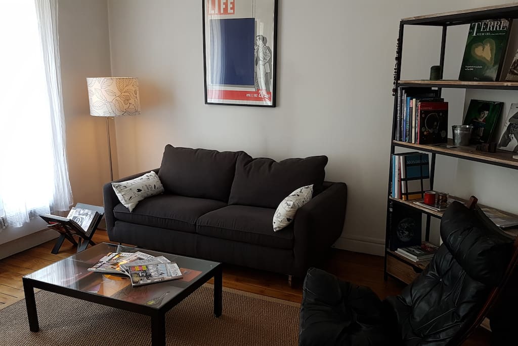 Le grand salon et le canapé convertible très facile à utiliser en complément (très bon couchage pour deux personnes).