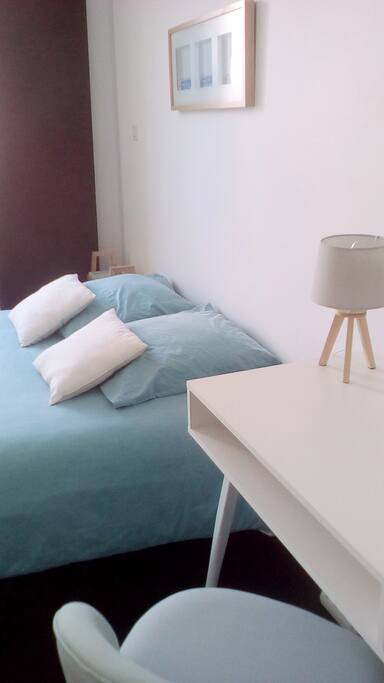 Le lit et le bureau