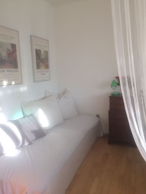 Seng som kan blive til to, eller der kan redes op på en virkelig god og stor sofa.