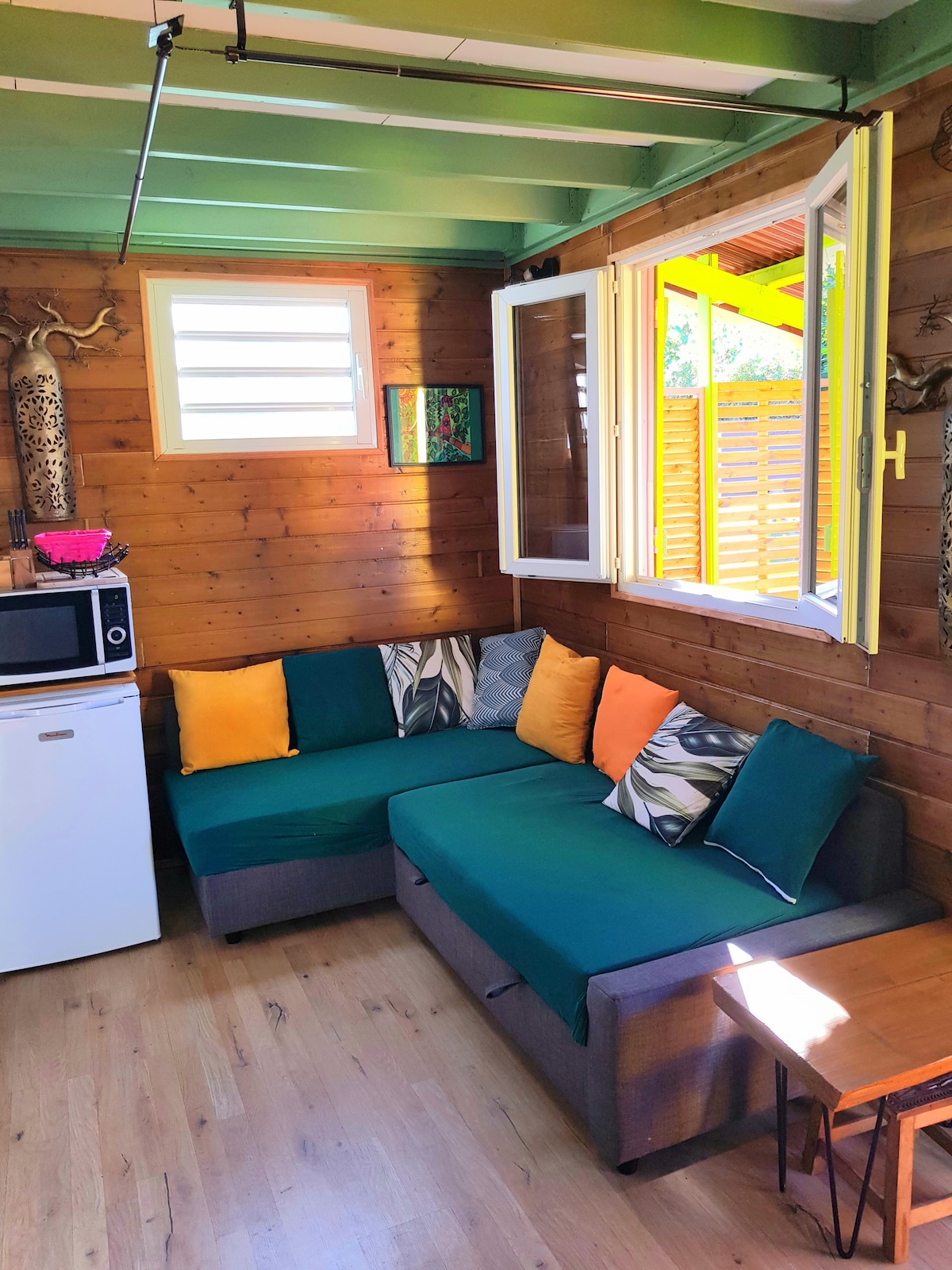 Un grand canapé pour se détendre… ou se transformer en couchage d’appoint parfait pour un ou deux enfant ou un ami de passage.