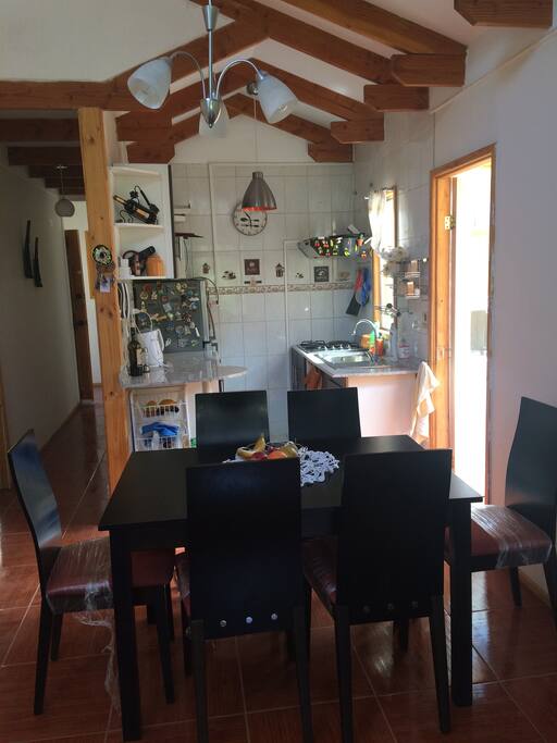 Comedor y cocina equipados para máximo 6 personas