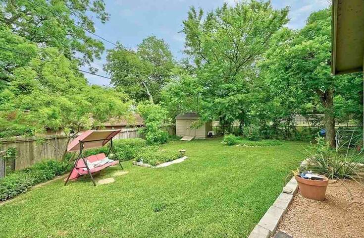 Zilker Villa w/Big Backyard, 5BR 4BA Sleeps 14 gallery image 4