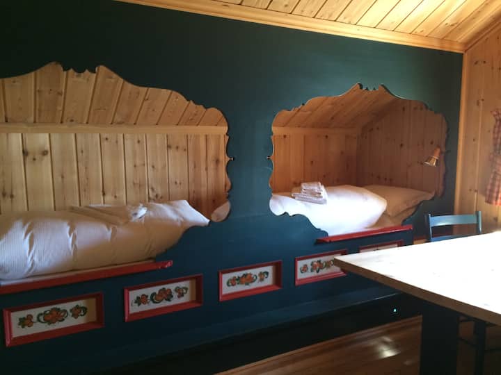 To senger og et spisebord.