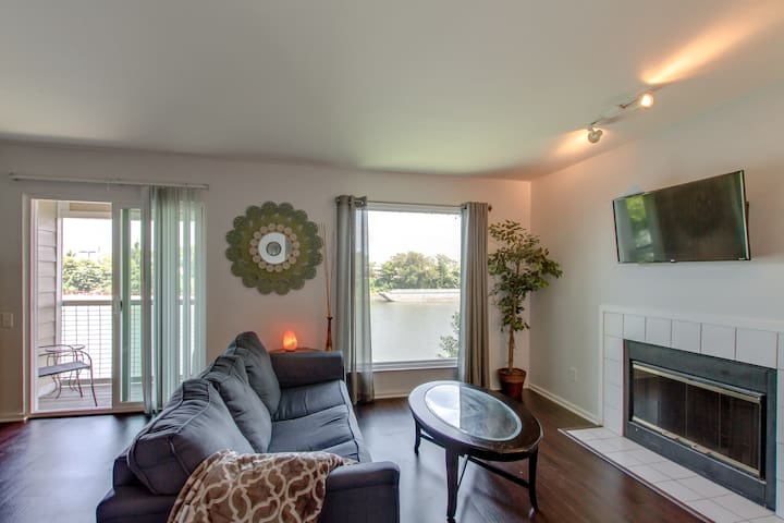 Downtown Condo on River, Beautiful!