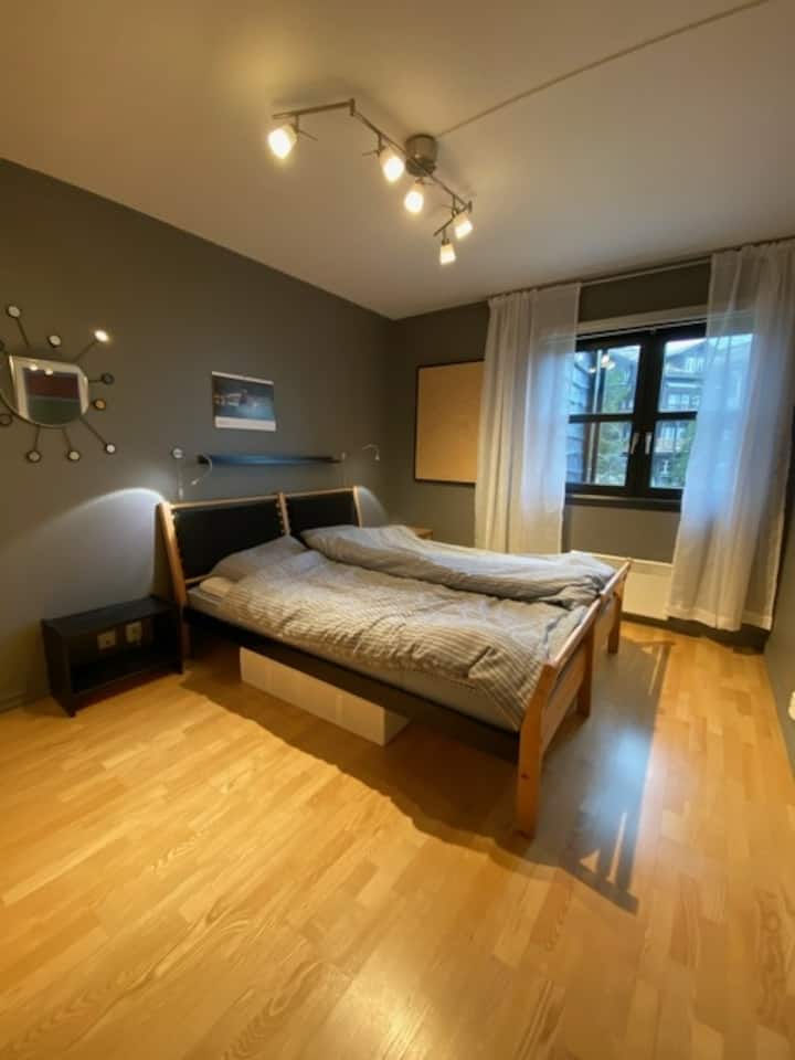 חדר שינה ראשי עם מיטה בגודל 180 ס"מ