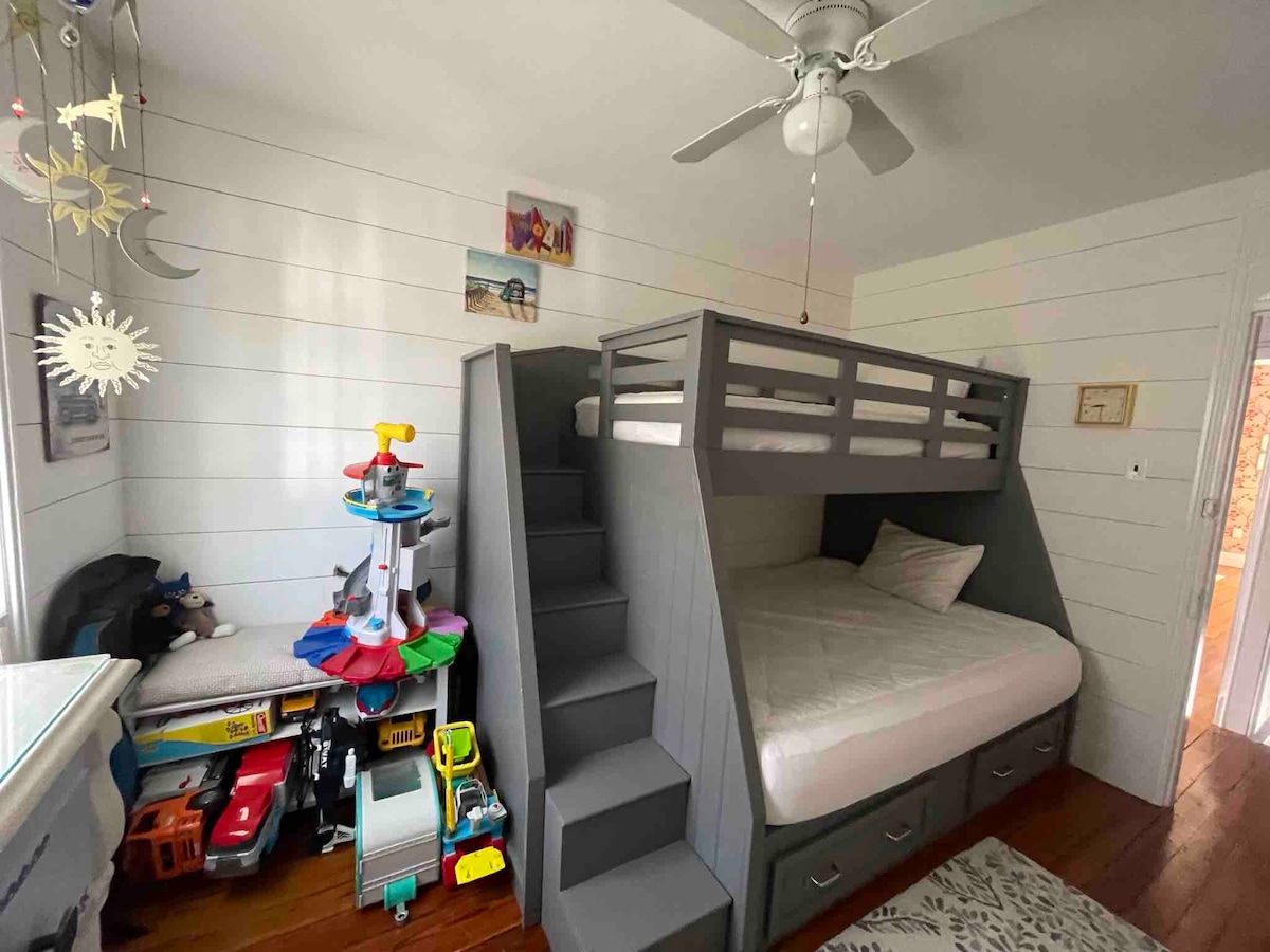 Двойна и пълна стая на спрат с персонализиран шиппап