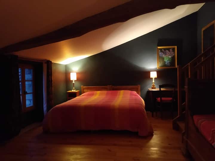 upstairs room with twin beds which can be made into a kingsize double (as pictured) There is also an antique bed in this room which would suit a child as it is shorter than a standard single (but wider). Room overlooks lawn.