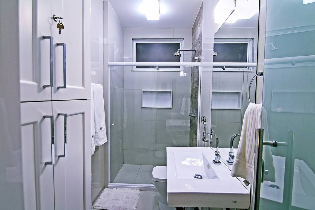 Suíte com 1 cama de casal, ar condicionado split, armários e banheiro privativo.