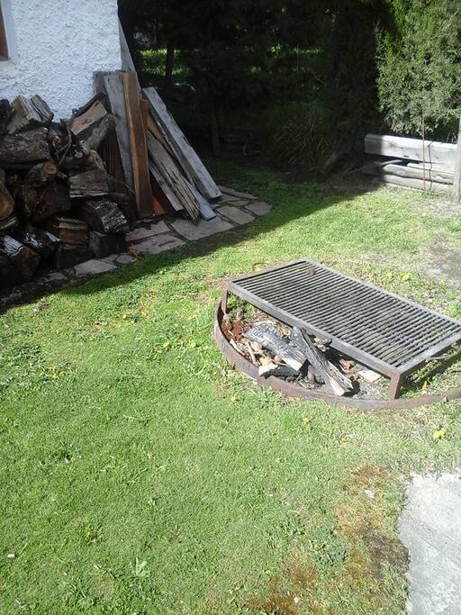 Parrilla grande para asados en el jardin de atras.