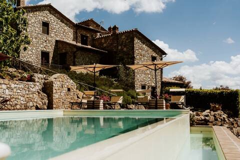 Beautiful historic farmhouse with pool, sleeps 21.