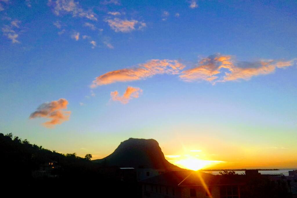 Vue sur la montagne du morne - coucher du soleil