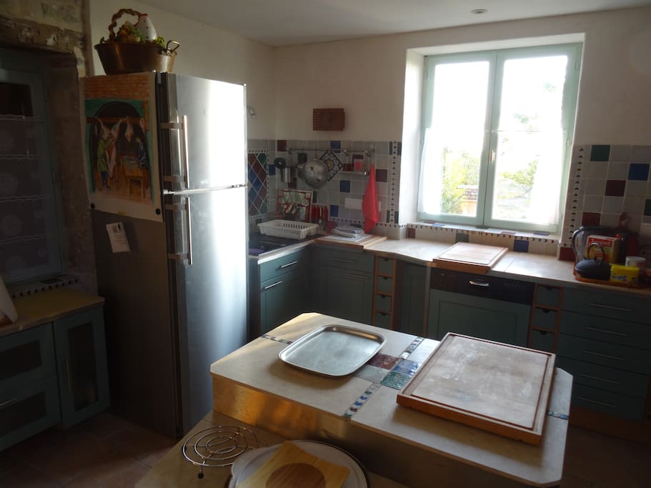 Kitchen (working side).
Cuisine, côté travail