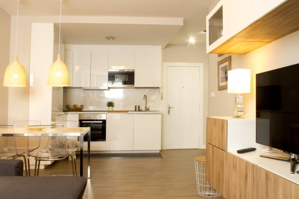 Vista de la cocina desde el salón. View of the kitchen from the living room.