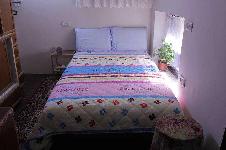 Quarto com cama queen size e ar condicionado