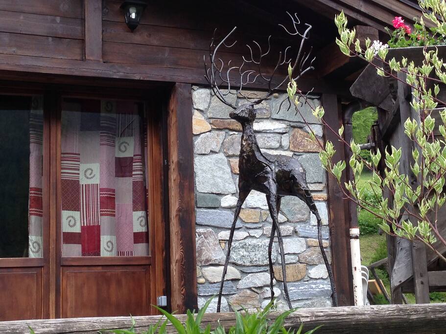 Le cerf Sérafin vous accueille dans ce traditionnel Raccard