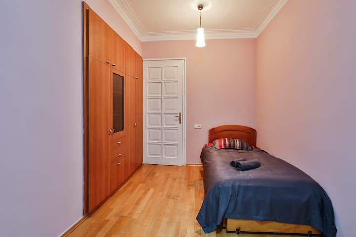 Საძინებელი #3 ორი ერთადგილიანი საწოლი 