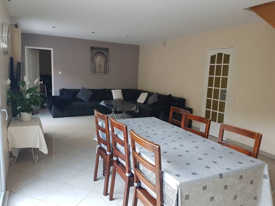 Grand salon / Salle à manger de 32m2 tres lumineux avec de grandes baies vitrées
