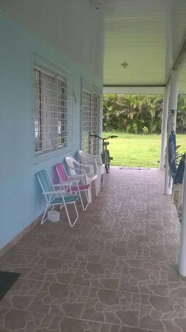 Cadeiras de praia e bicicleta a disposição.