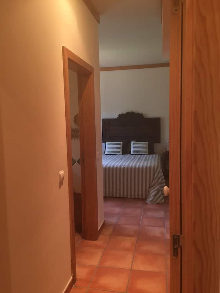 Camera da letto verde: camera di coppia con bagno privato situata al piano terra