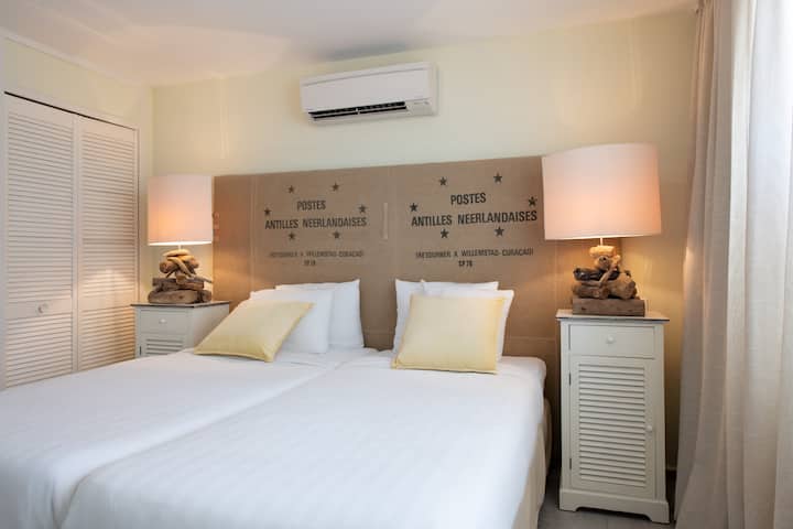 Floral Dreamsは、6名様にご利用いただける快適な3ベッドルームのアパートです。 すべての寝室にはエアコンがあり、アパートには温水シャワー付きの2つの快適なバスルームがあります。