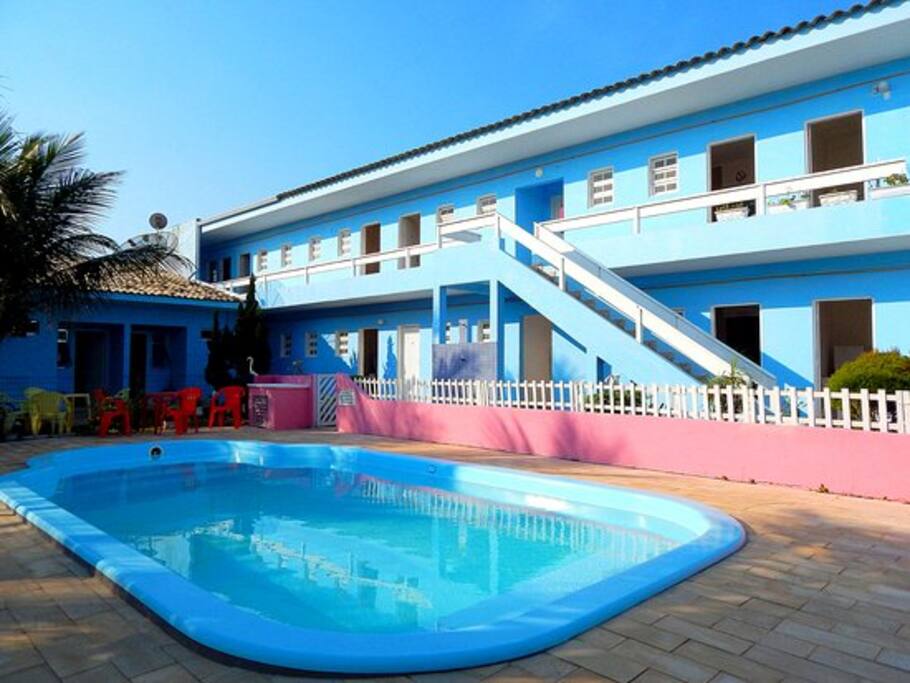 Piscina com apartamentos do andar de cima